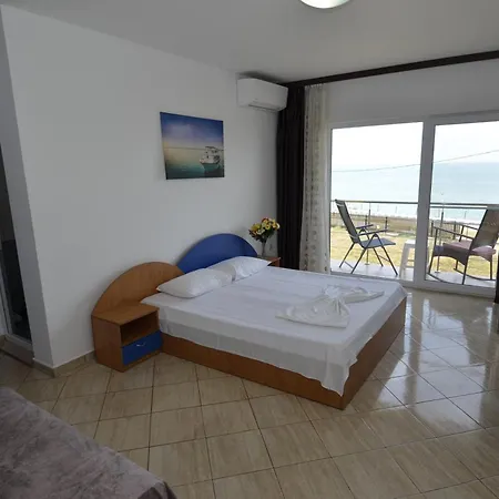 Adonis Albergue Costinesti